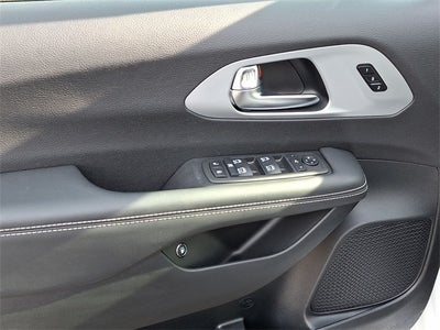 2025 Chrysler Pacifica Hybrid Select