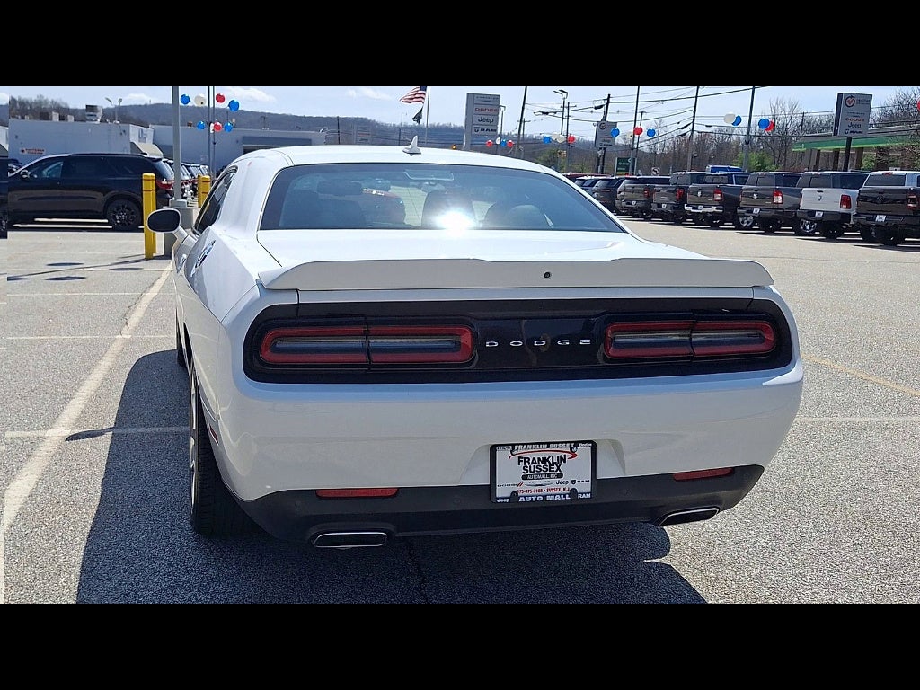 2016 Dodge Challenger SXT Plus