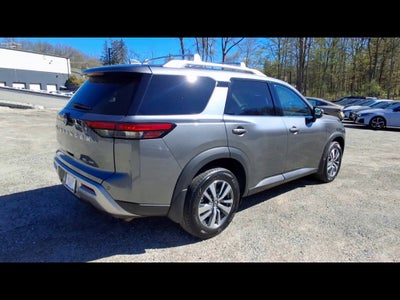 2024 Nissan Pathfinder SL