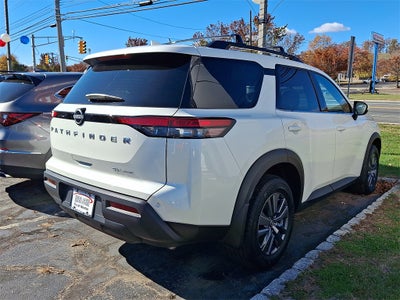 2024 Nissan Pathfinder SV