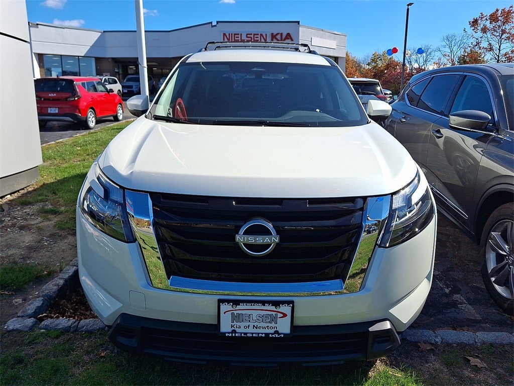2024 Nissan Pathfinder SV