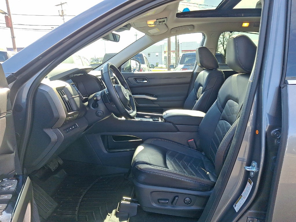 2025 Nissan Pathfinder Platinum