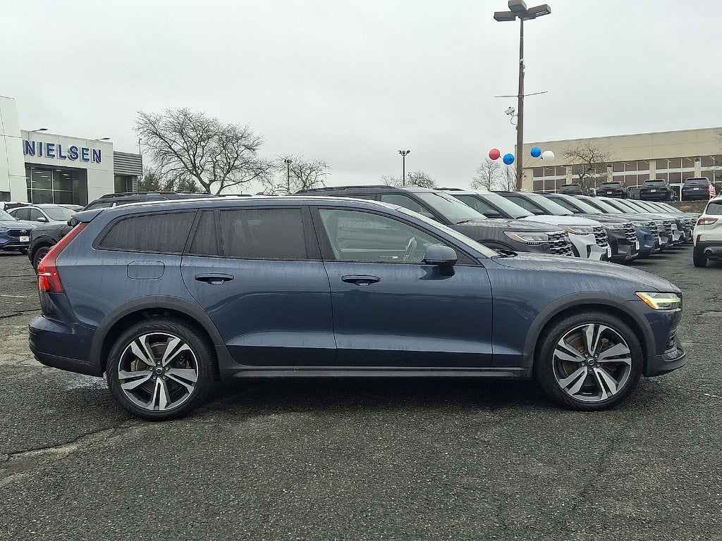 2023 Volvo V60 Cross Country B5 Plus