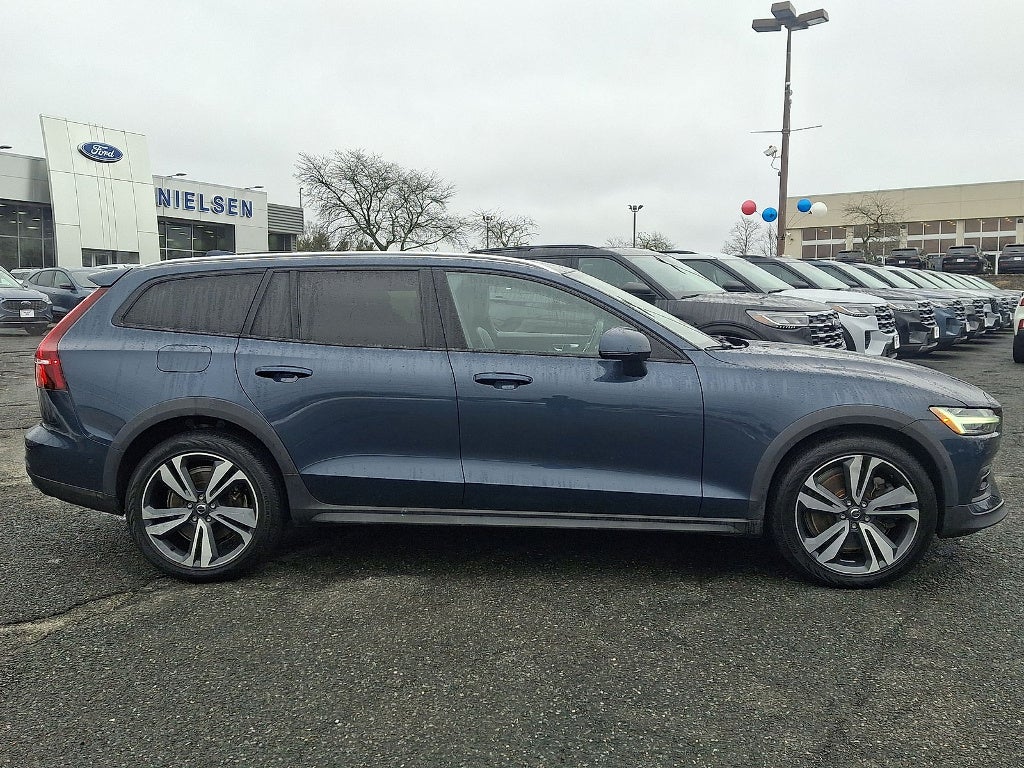 2023 Volvo V60 Cross Country B5 Plus