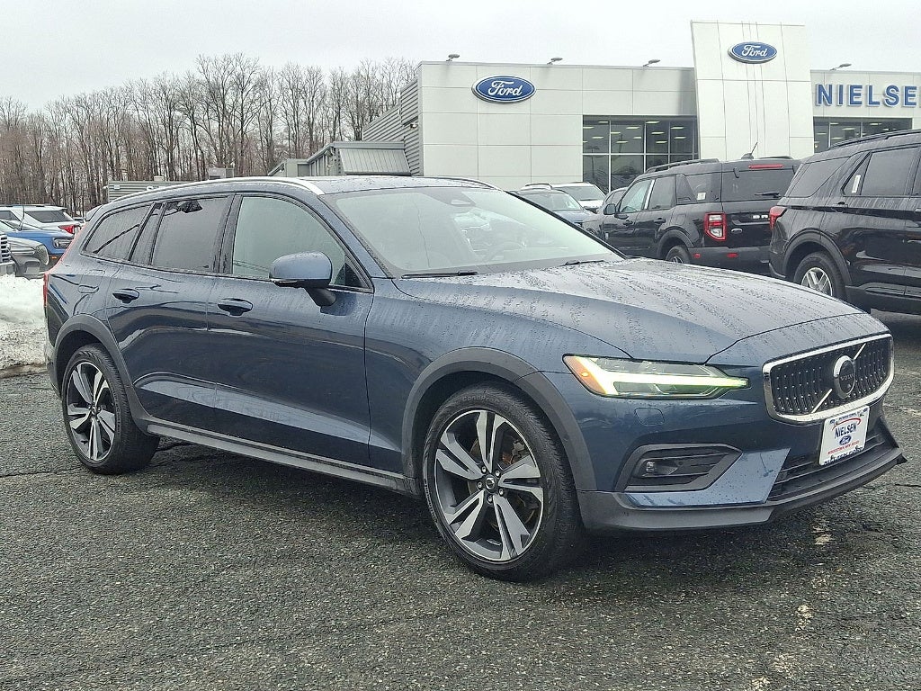 2023 Volvo V60 Cross Country B5 Plus